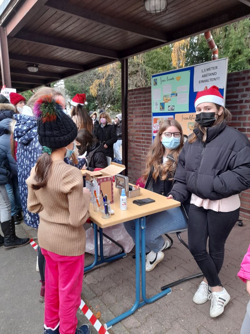 Großer Andrang am Nikolaus-Verkaufsstand