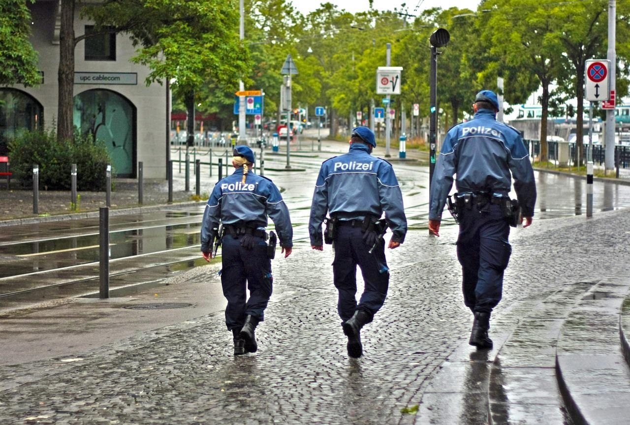 Drei Polizeibeamte auf Streife - die Polizei möchte so ansprechbar für Bürger sein und Verbrechen allein schon durch Präsenz vermeiden helfen.