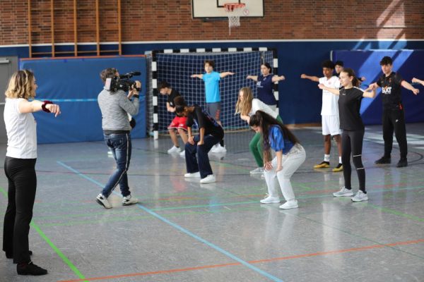 Lernen von den Profis Klasse 8e tritt mit CheerleadingProjekt im