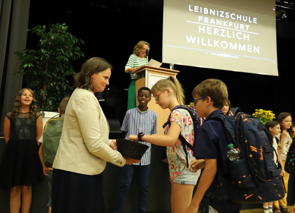 Alle Neuen bekommen von Frau Reiber, der pädagogischen Leiterin, einen Glücksstein geschenkt