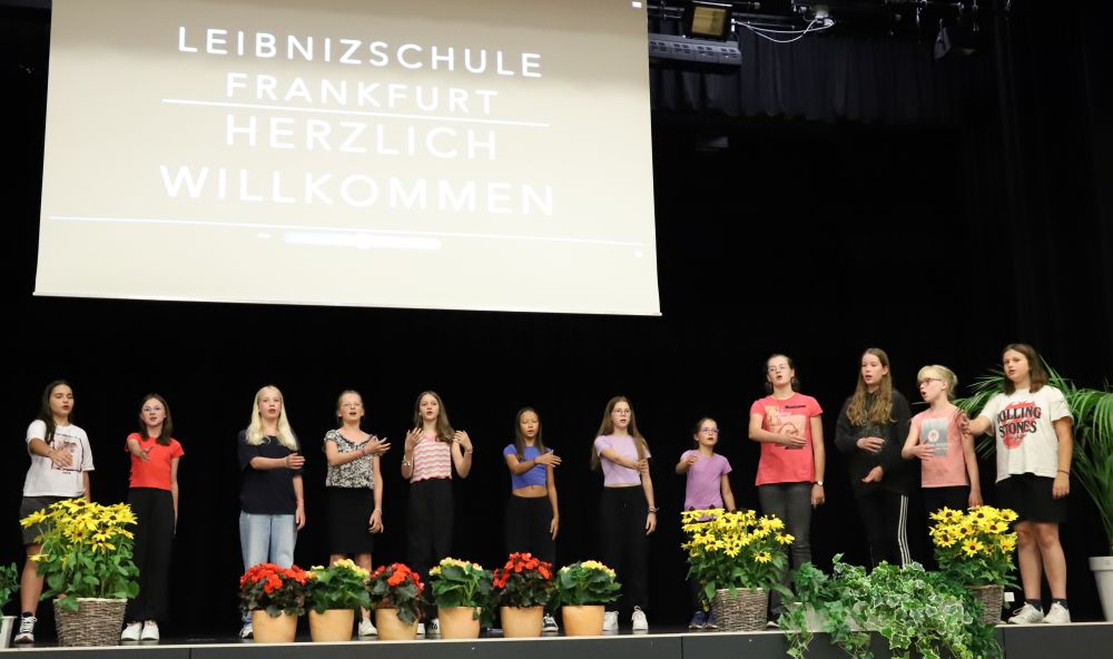 Alle Neuen bekommen von Frau Reiber, der pädagogischen Leiterin, einen Glücksstein geschenkt