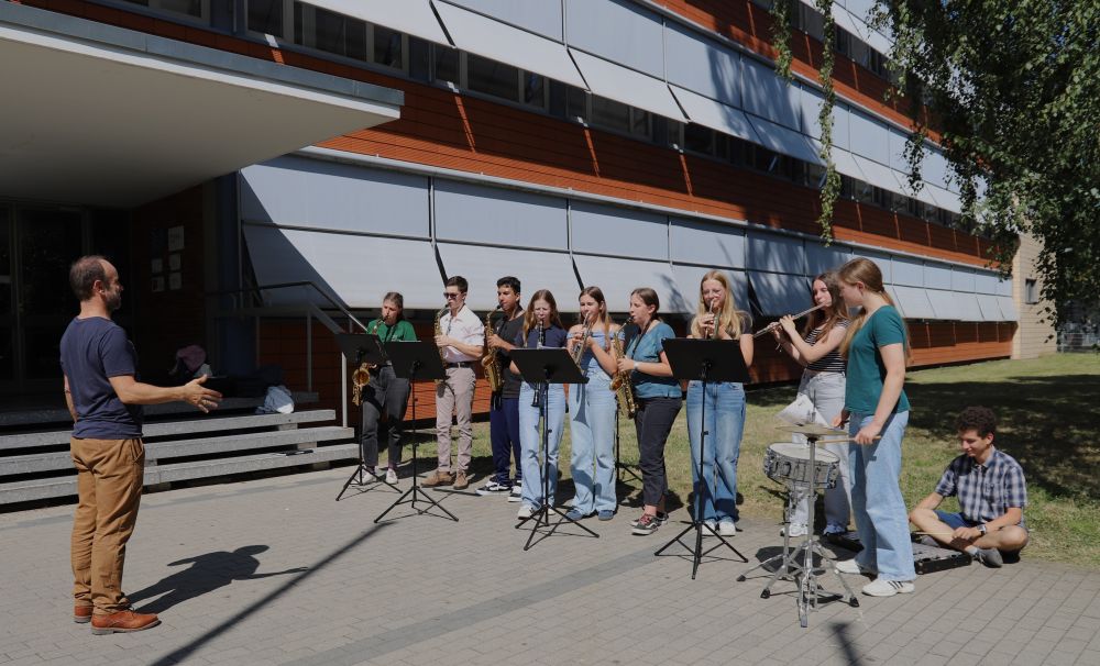 Das ist Verbundenheit: Ehemalige Leibnizschülerinnen und -schüler kommen eigens für die neuen "Fünfer" an ihre alte Schule und begrüßen sie unter Leitung von Thomas Winter mit Musik