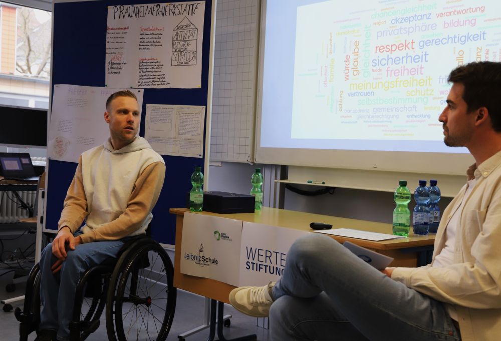 Thomas Böhme stellt sich allen Fragen und antwortet entwaffnend offen und ehrlich - hier im Gespräch mit Florian Huber von der Wertestiftung, die Böhme auch eingeladen hat.