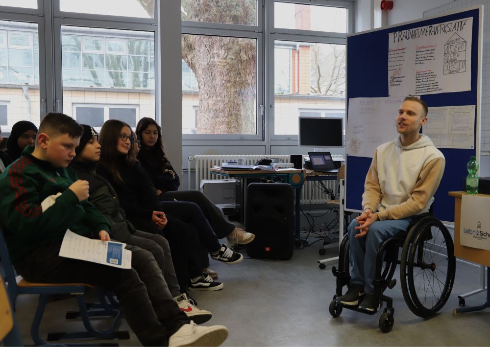 Ins Gespräch kommen, die Schülerinnen und Schüler für ihr Interesse loben, für Inklusion werben - das sind Thomas Böhmes Ziele an diesem Tag.
