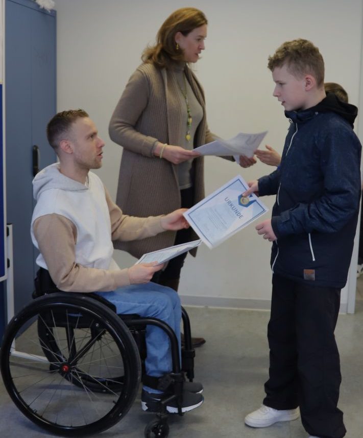 Ein Händedruck vom Basketballstar - und eine Urkunde. Thomas Böhme übergibt jedem Siebstklässler persönlich seine Urkunde als Teilnehmer des Werte-Projekts - und macht damit auch Yannick Echtner (7b) zum Werte-Botschafter.