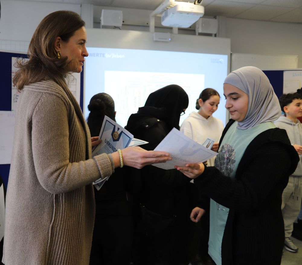 Dr. Anna-Lisa Schwarz von der Werte-Stiftung hat alle drei Module des Werteprojekts in Jahrgangsstufe 7 begleitet und mitorganisiert.