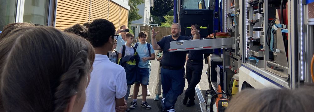 Nicht ohne Stolz präsentiert Sascha Pfeiffer den hochwertig ausgestatteten Material-Lkw auf dem Hof der Leibnizschule. Er erlaubt es den Mitarbeitern, ohne fremden Strom, Wasser, Material jederzeit helfen zu können.