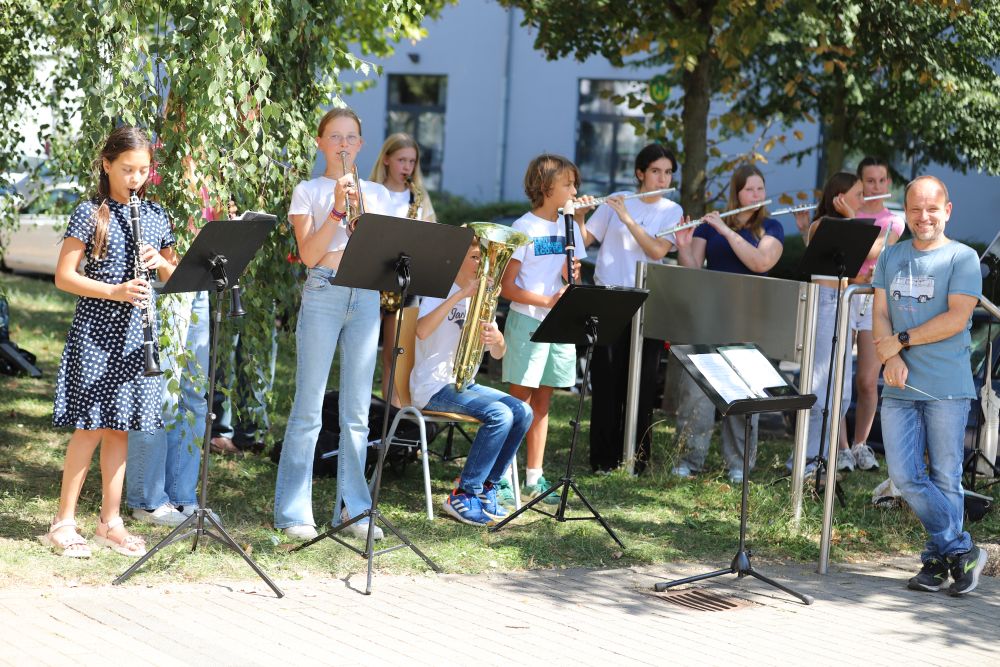 ... eine Bindung, die über die Zeit an der Leibnizschule hinausreicht: aktuelle und ehemalige Schülerinnen und Schüler begleiten den Weg der Neuen mit Blasmusik ins Gebäude.