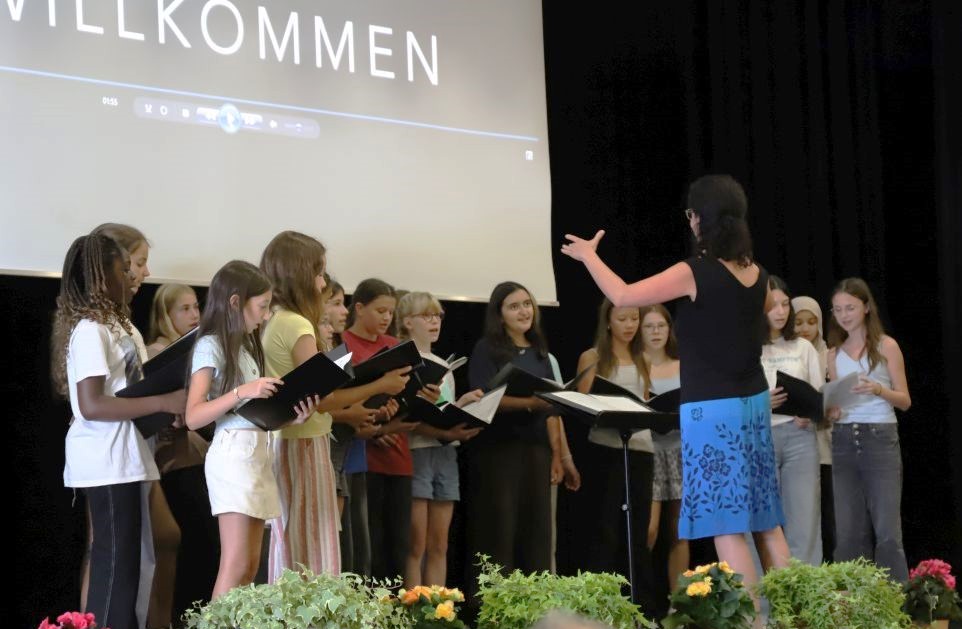 Musik ist ein wunderbares Transportmittel für neues Wissen: Hier singt der Unterstufenchor unter der Leitung von Jeannine Görde-Vogt den Mary-Poppins-Song "When a little spoon of sugar makes the medecine go down"