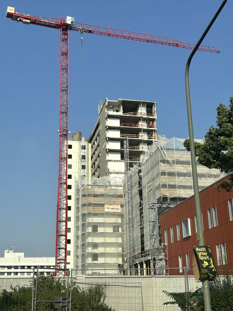 Der rote Anbau ist schon ein Neubau. Er wird stehen bleiben. Im Hintergrund schwindet Stück für Stück der Altbau.