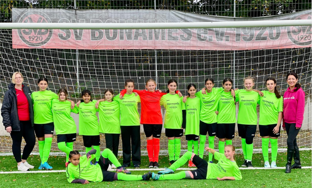 Glückliche Gesichter in der neuen Mädchenmannschaft des SV Bonames sind die Belohnung für das Engagement.