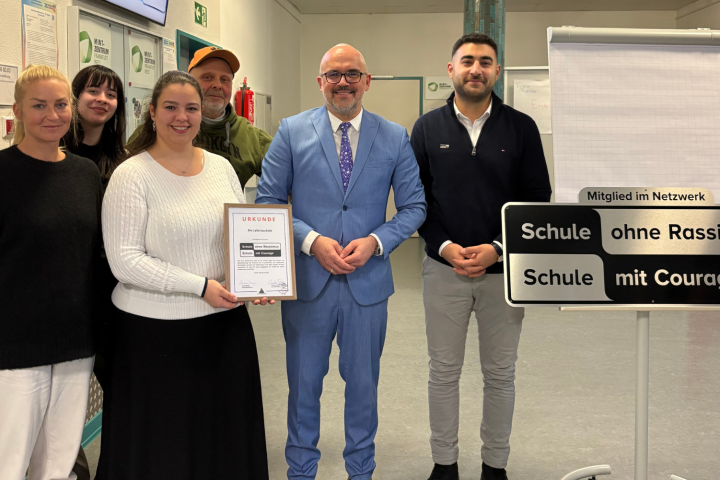 Fr. Zinser (Lehrerin), Laila Boutemin (Schulsprecherin), Frau Großkord (Lehrerin), Stuart Truppner (Schulpate), Herr Metz (Schulleiter), Ahmet Özcan (bpb)