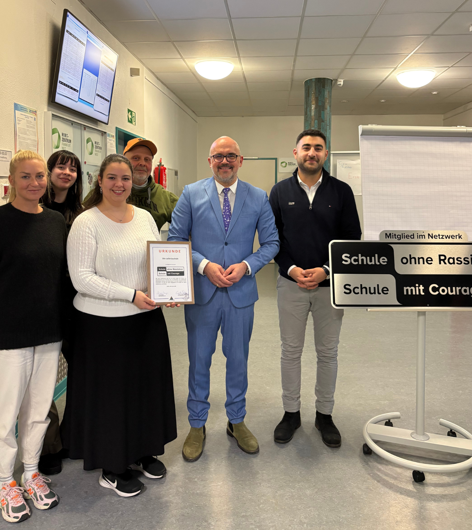 Fr. Zinser (Lehrerin), Laila Boutemin (Schulsprecherin), Frau Großkord (Lehrerin), Stuart Truppner (Schulpate), Herr Metz (Schulleiter), Ahmet Özcan (bpb)