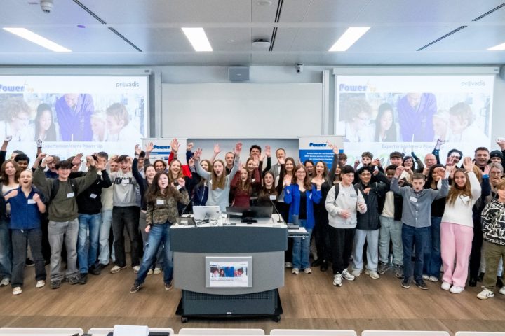 Mit „Power Up“ in Richtung Energiewende: Die Schülerinnen und Schüler der vier am Projekt beteiligten MINT-Zentren sowie die Unternehmenspartner und Förderer trafen sich zur Expertenkonferenz bei Provadis.