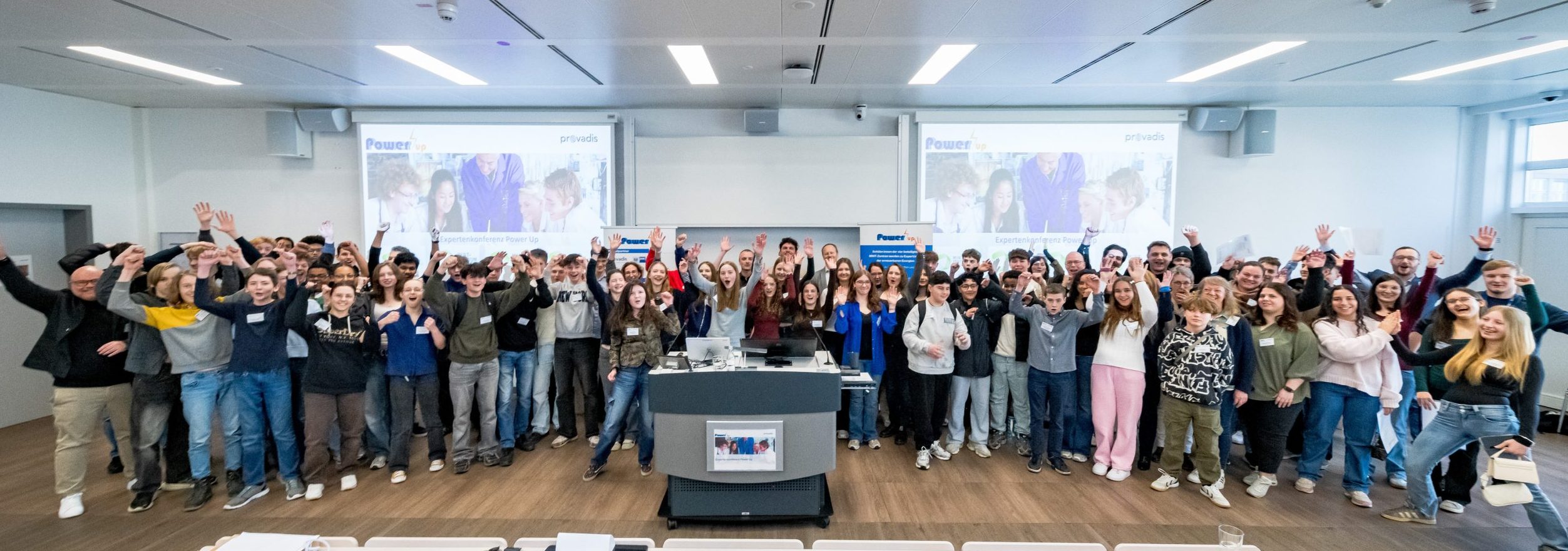 Mit „Power Up“ in Richtung Energiewende: Die Schülerinnen und Schüler der vier am Projekt beteiligten MINT-Zentren sowie die Unternehmenspartner und Förderer trafen sich zur Expertenkonferenz bei Provadis.