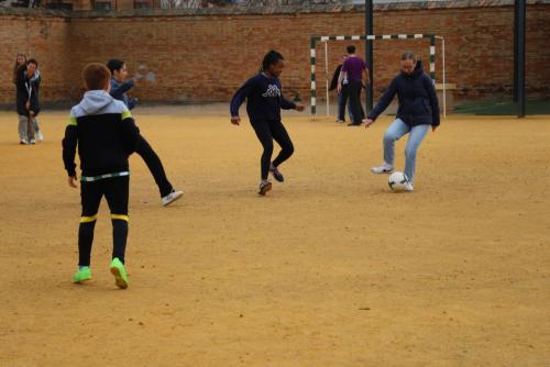 2023 Sevilla Austausch-mit-Erasmus Fussballlaenderspiel-auf-dem-Schulsportplatz