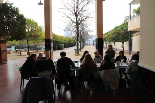 2023 Sevilla Austausch-mit-Erasmus Mittag-in-Schulcafeteria