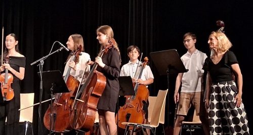 2025_Sommerkonzert_Auftritt Streicher und Frau Walter