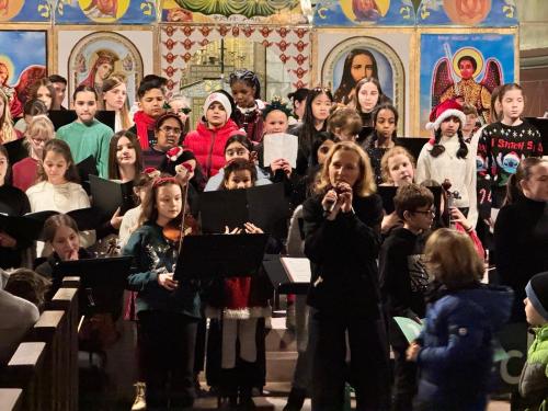 Weihnachtlich ist nicht nur die Musik, sondern auch die geschmückte Kirche - in diesem Jahr mit einer farbkräftigen Stellwand im Altarraum