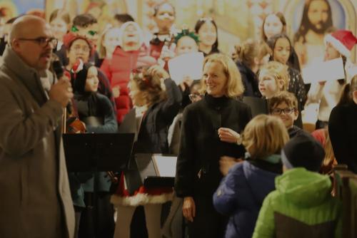 Großer Applaus, begeisterte Rufe und ein vielseitiges Dankeschön belohnt die Lehrkräfte der Musikfachschaft für ihre Geduld und ihre unerschütterliche Zuversicht, dass sich alles Üben lohnt. 