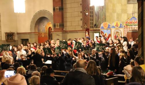 Die Musik vereint die Schülerinnen und Schüler zu einer großen Gemeinschaft.